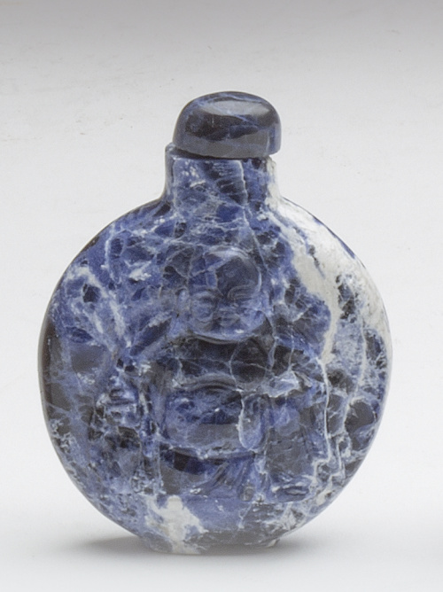 Snuff bottle en mármol azul jaspedado con un buda tallado.