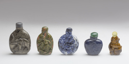 Snuff bottle en mármol azul jaspedado con un buda tallado.