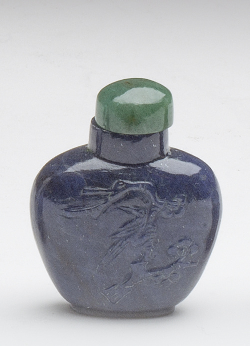 Snuff botlle en piedra azul tallada, en bajo relieve.Trab