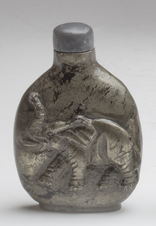 Snuff botlle con elefante tallado en piedra.China, pp. de