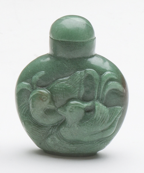 Snuff bottle en piedra verde tallada.China, pp. del S. XX.