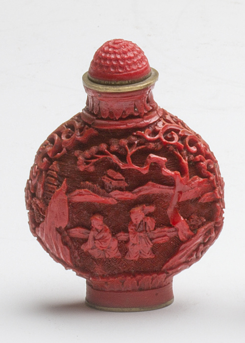 Snuff bottle en laca roja con decoración de escena palacieg