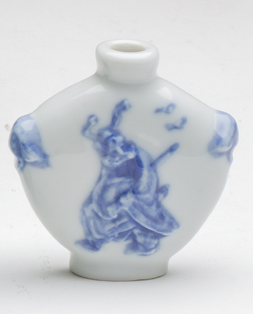 Snuff bottle de porcelana esmaltada en azul.Dinastía Qing