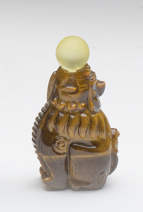 Snuff bottle con forma de animal en cuarzo de ojo de tigre.