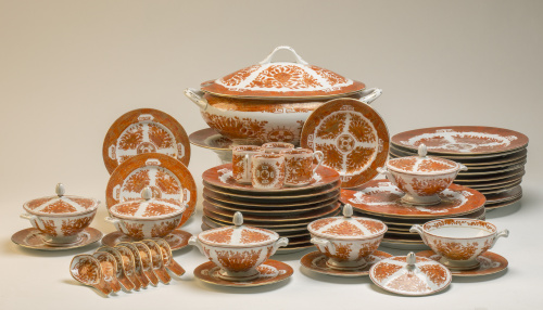 Vajilla de porcelana esmaltada en naranja y dorado con deco