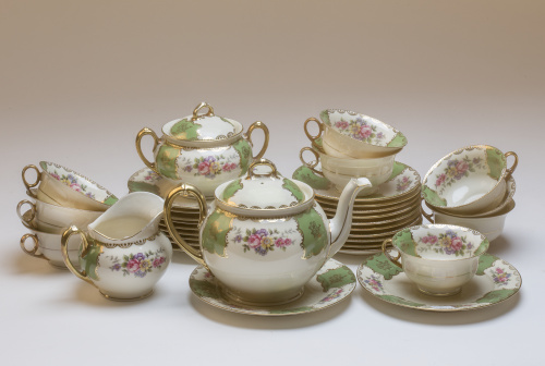 Juego de café esmaltado en verde, decorado con flores, pp. 