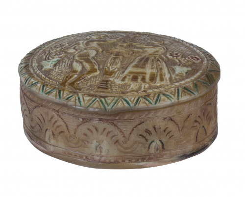 Caja oval en asta grabada, tallada y policromada, con una e