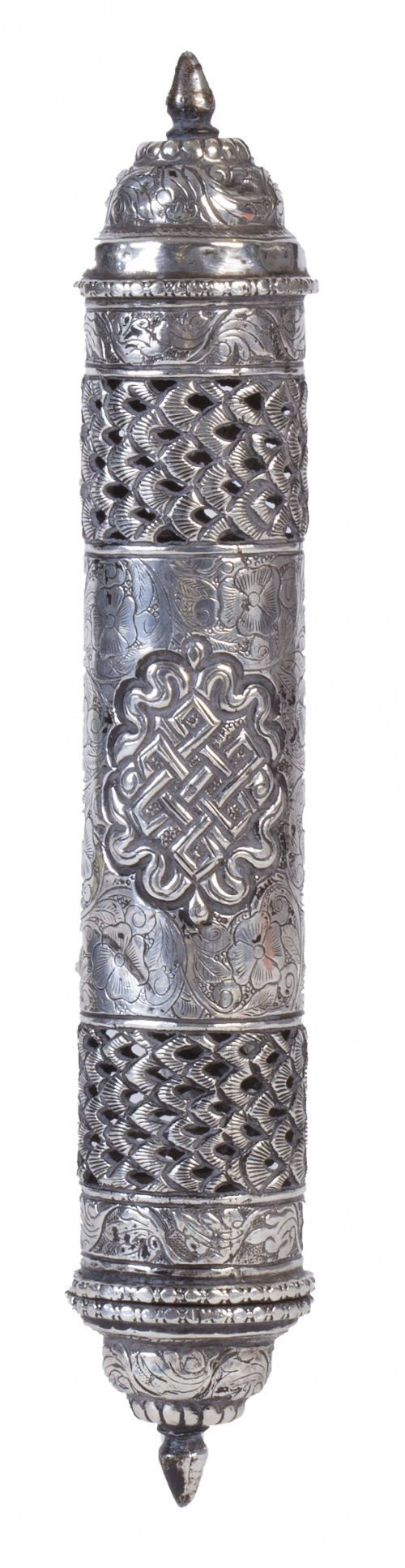 Rollo de la Torá de plata de decoración grabada, repujada y