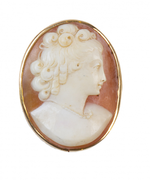 Broche camafeo con busto de dama tallado en concha bicolor 