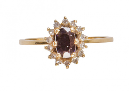 Sortija con zafiro de talla oval orlado de brillantes