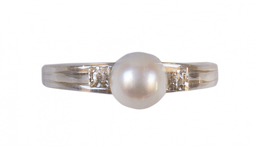 Sortija con una perla flanqueada por un brillante a cada la