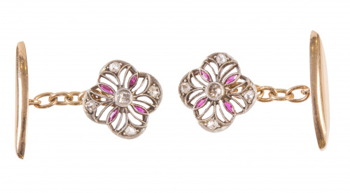 Gemelos Art-Decó en forma de flor calada con brillante cent