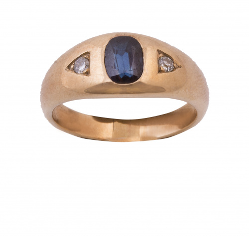 Sortija de pp. S. XX con zafiro central de talla oval, flan