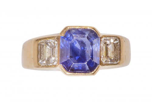 Sortija con un zafiro central talla esmeralda flanqueado po