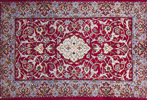 Alfombra isfahan de campo rojo y cartucho central, decoraci