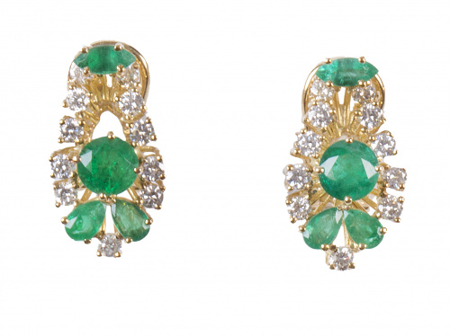 Pendientes en forma de hoja con brillantes y esmeraldas de 