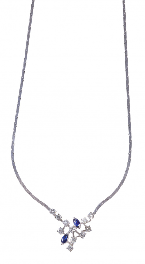 Gargantilla con centro de once brillantes y dos zafiros mar