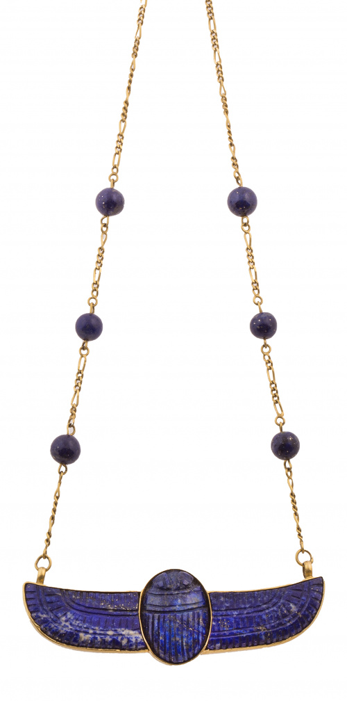 Collar egipcio con figura de escarabajo alado, de lapislázu