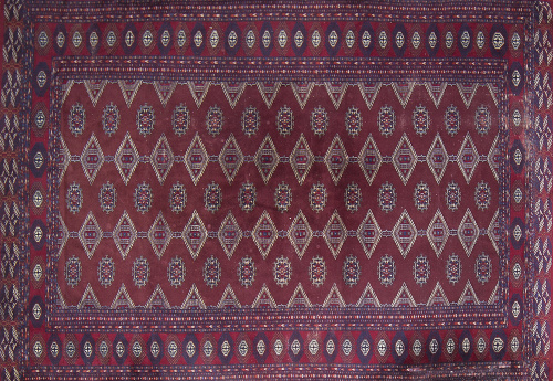 Alfombra bukara de campo rojo y elementos geométricos