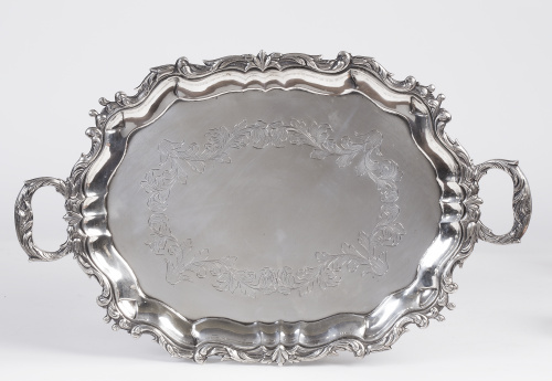 Fuente de plata con decoración de hojas en el perímetro, y 