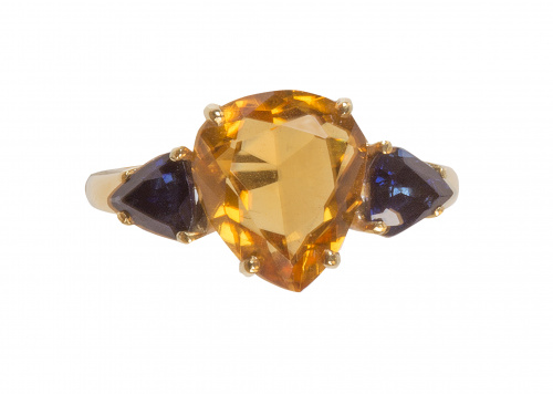 Sortija con topacio color cognac de talla pera, entre dos p