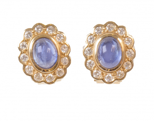 Pendientes con cabuchón oval de zafiro orlado de brillantes