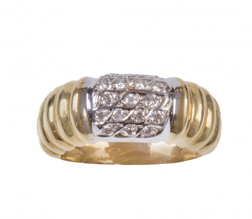 Sortija con frente rectangular de pavé de brillantes en mon