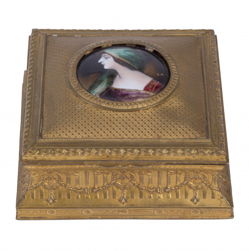 Caja en metal dorado, óvalo con busto femenino en esmalte.