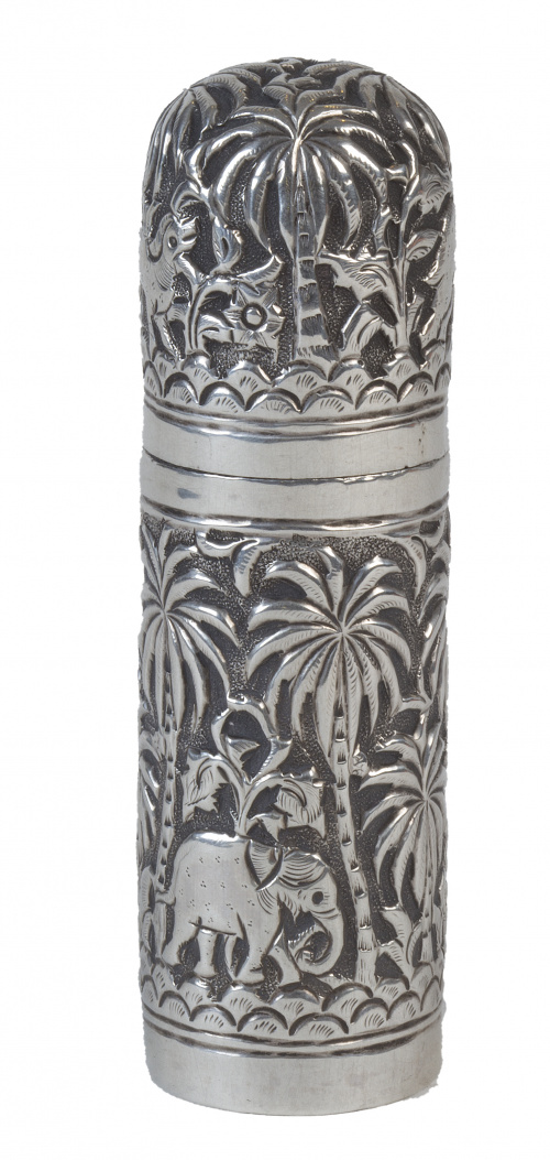Caja en plata con decoración de elefantes, perros y palmera