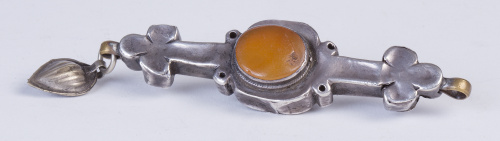 Amuleto o dije de plata con una piedra en cabujón.Trabajo