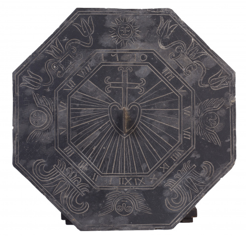 Reloj de sol octogonal en pizarra, con decoración grabada.