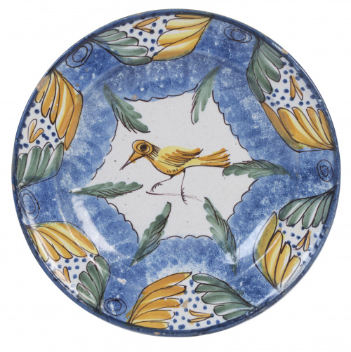 Plato de cerámica esmaltada con pajarito y pabellones.Man