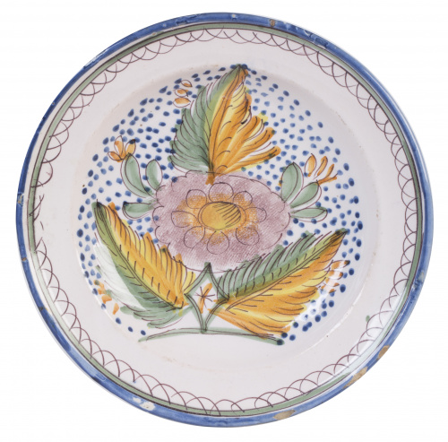 Plato de cerámica esmaltada con flor en el asiento.Ribesa