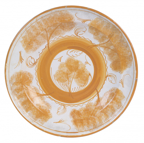 Plato en cerámica decorada con árboles esponjados en ocre. 