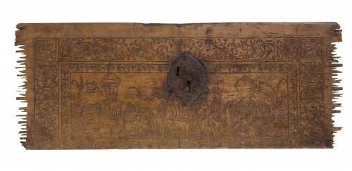 Frente de cajón de madera grabada con pareja de personajes 