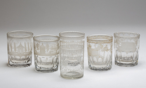 Seis vasos de recuerdo de cristal tallado a la rueda.La G