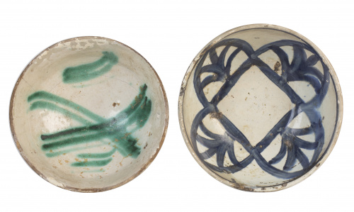 Dos escudillas en cerámica con decoración esmaltada en verd