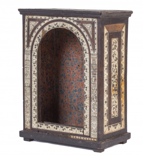 Hornacina de madera con decoración de columnas y roleos en 