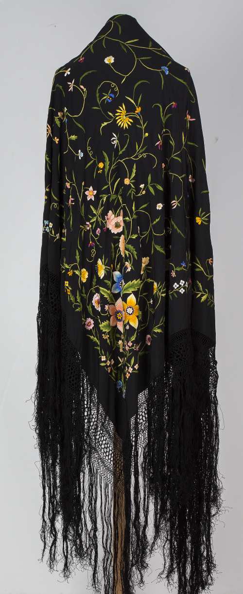 Mantón de “Manila” en seda negro, bordado con flores en hil
