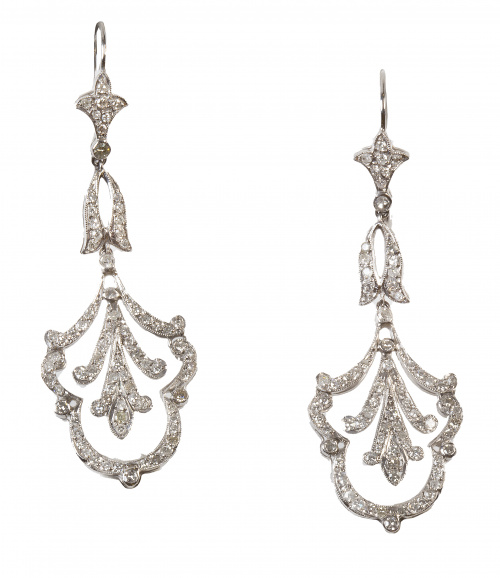 Pendientes largos de brillantes con diseño inferior de lira