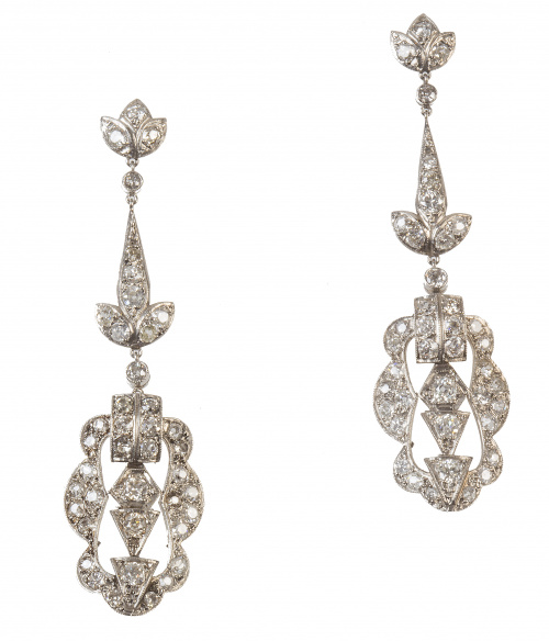 Pendientes largos de pp. S. XX cuajados de brillantes con p