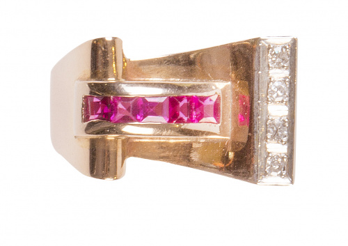 Sortija chevalier asimétrica con banda de brillantes y arco