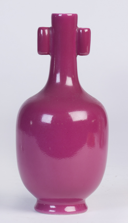 Jarrón esmaltado en rosa fucsia. Con marcas.china, S. XIX