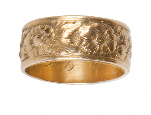 Sortija ancha de pp. S. XX con decoración de flores y hojas