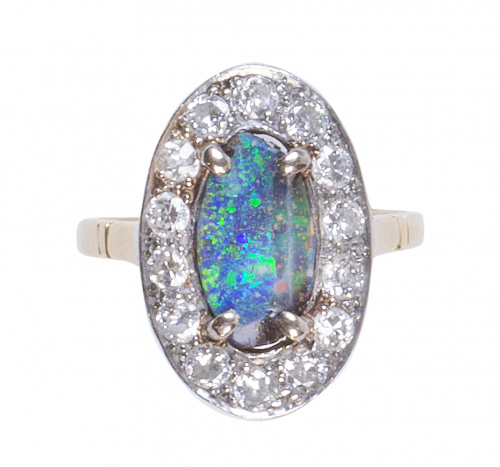 Sortija lanzadera de pp. S. XX con ópalo central oval olado