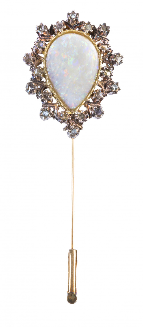 Alfiler isabelino con cabuchón de ópalo en forma de gota y 