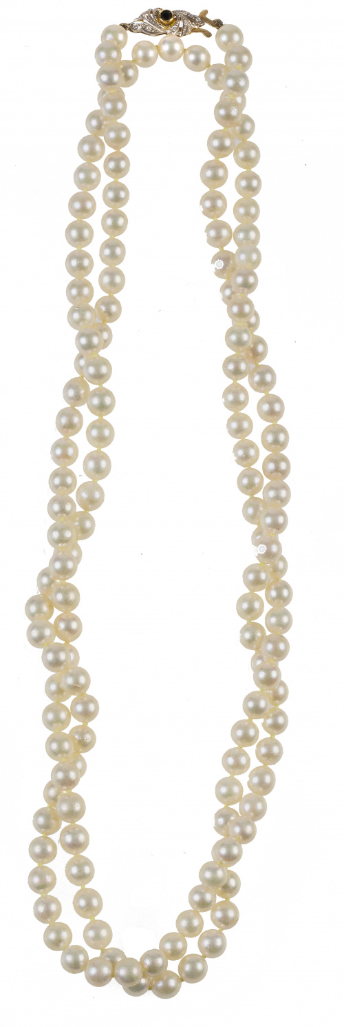 Collar largo de perlas cultivadas con cierre zafiro