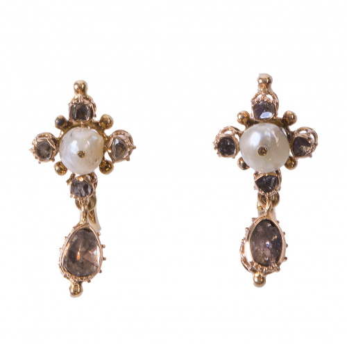 Pendientes largos de pp. S. XIX con perla central flanquead
