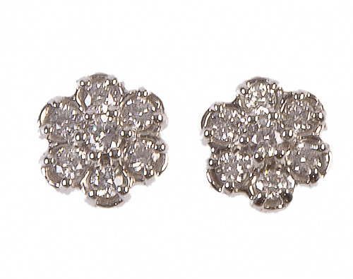 Pendientes en forma de rosetón formado por 7 brillantes