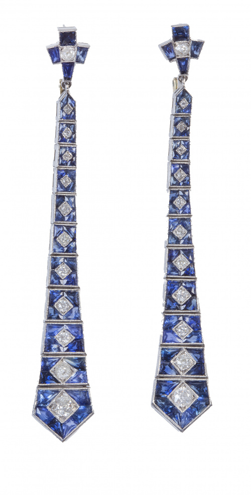 Pendientes largos Art-Decó de zafiros y brillantes en diseñ